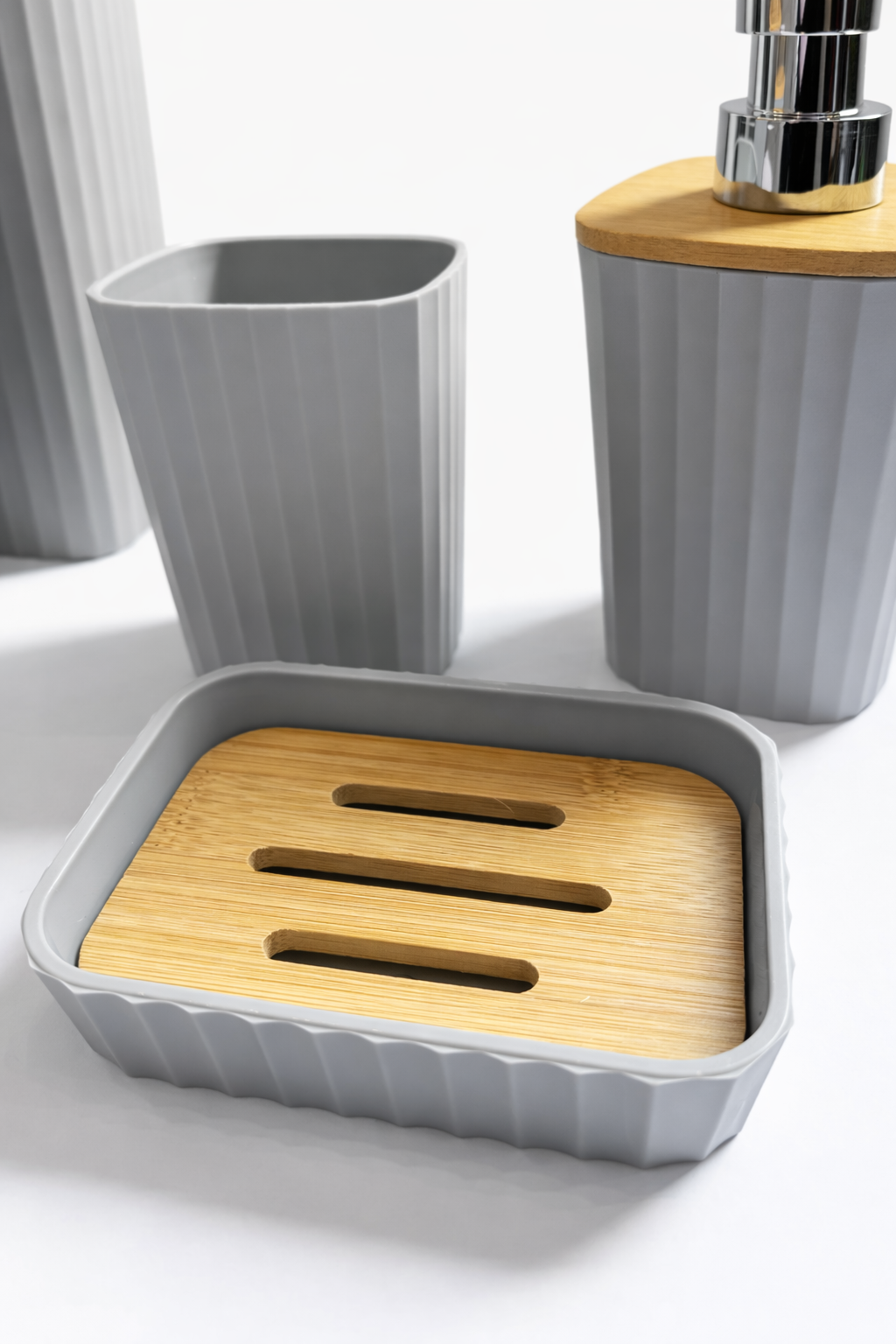 طقم إكسسوارات الحمام الفاخر - رمادي وخشب البامبو